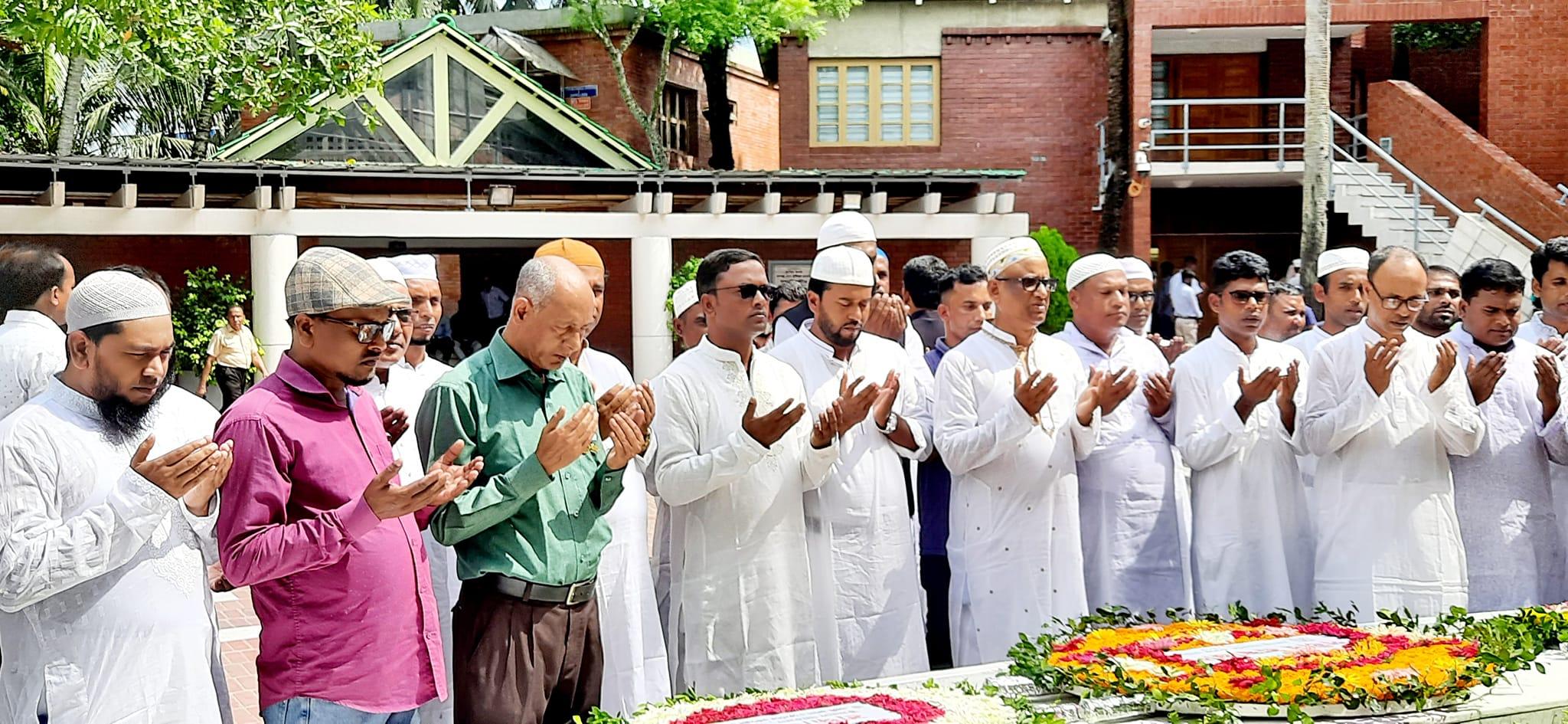 জাতির পিতা বঙ্গবন্ধু শেখ মুজিবুর রহমান এঁর আত্মার মাগফিরাত কামনায় দোয়া।